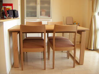 北欧スタイルのテーブル
